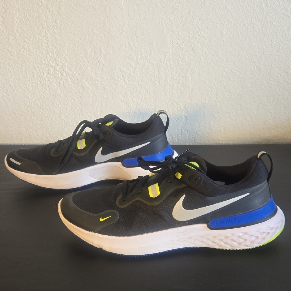 Nike Black and Blue Athletic Shoes - Picture 7 of 11